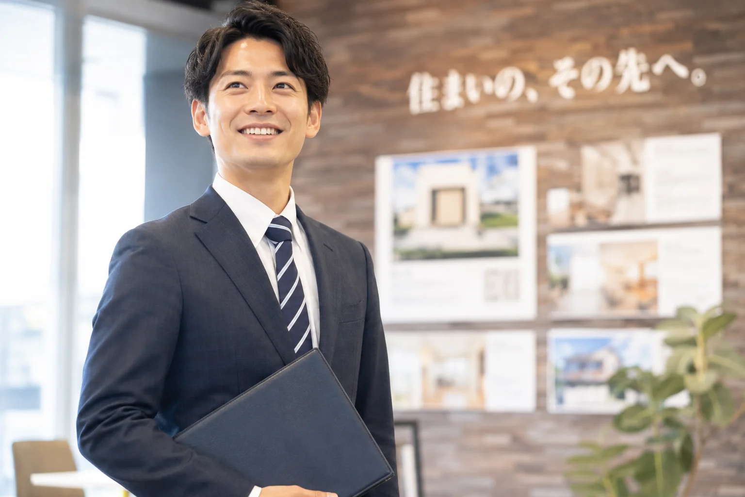 プロフェッショナルな笑顔の営業担当者